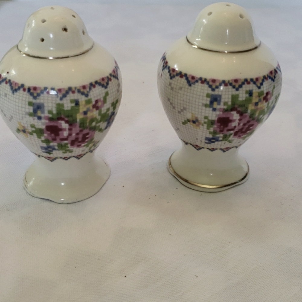 ROYAL ALBERT BONE CHINA PETIT POINT  SALT AND PEPPER. VINTAGE Grandma Core